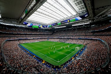 El Real Madrid ha convertido su estadio en una referencia mundial con una reforma de 1.170 millones de euros. El nuevo Bernabéu cuenta con techo retráctil, césped móvil, pantalla LED 360º y tecnología de vanguardia, permitiendo su uso para eventos deportivos y conciertos todo el año. Su capacidad asciende a 84.000 personas buscando no solo brillar en el Mundial, sino también a generar ingresos los 365 días del año.