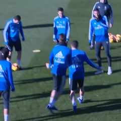 El '¡ooohh!' del rondo lo dice todo: caño exquisito de Ramos a Carvajal