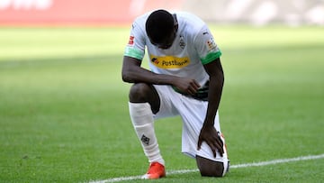 Soccer Football - Bundesliga - Borussia Moenchengladbach v 1. FC Union Berlin - Borussia-Park, Moenchengladbach, Germany - May 31, 2020   Borussia Moenchengladbach&#039;s Marcus Thuram kneels after celebrating their second goal, as play resumes behind clo