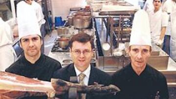 <b>EXPEDICIÓN GASTRONÓMICA. </b>El Sevilla desea que sus cocineros sean otro de sus jugadores número 12 en este partido contra el Zenith en Rusia.