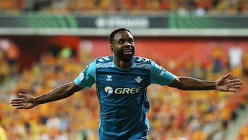 Bakambu celebra el tanto del Betis en Bialystok.