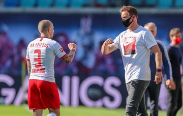 El entrenador del Leipzig, Julian Nagelsmann, felicita a su jugador Angelino tras finalizar el partido 1-1 ante el SC Freiburg.