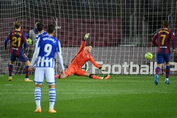 2-1. Frenkie De Jong marcó el segundo tanto que posteriormente fue revisado y concedido por el VAR.