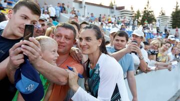 Yelena Isinbayeva, plusmarquista mundial de p&eacute;rtiga, junto a sus admiradores. 