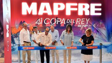 PALMA DE MALLORCA, 28/07/2023.- La directora territorial de Mapfre, Carmen Sales (2d), el presidente del RCDP, Emérico Fuster (3i), y la concejala de Hacienda, Administración Pública y Gobierno Interior del Ayuntamiento de Palma de Mallorca, Mercedes Celeste (d), cortan la cinta en el acto inaugural de la 41 Copa del Rey Mafre de vela, este viernes en el Real Club Náutico de Palma. EFE/ Miquel A. Borràs
