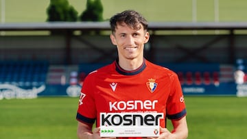 Budimir posa, feliz, con su trofeo.