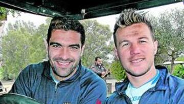 <b>ROCKEROS. </b>Antoñito y Míchel posan para AS, recordando el debut del primero en un Sevilla-Albacete. Marcó Míchel a pase de... Antoñito. ¡Tiempos!