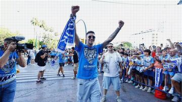 Roberto es aclamado por la afición tras el ascenso a Segunda,