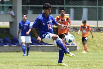 15 años, 8 meses y 25 días. Debutó con Cruz Azul.