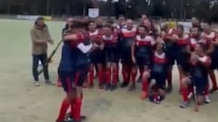 Dos jugadores protagonizan este especial momento: pedida de matrimonio junto a todo el equipo