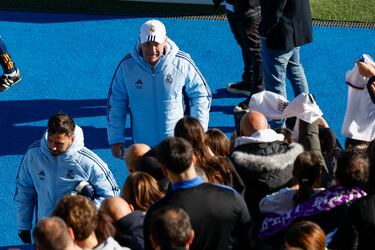 Los jugadores del Real Madrid al final del entrenamiento  atendieron a los aficionados que se dieron cita en el Di Stéfano, un día especial para la comunión del madridismo.