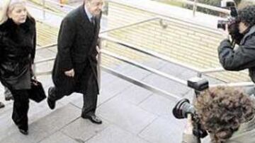 <b>APOYO TOTAL. </b>Florentino Pérez, acompañado por su esposa Pitina y el directivo y cardiólogo Jerónimo Farré, entran ayer en el Hospital La Fe.