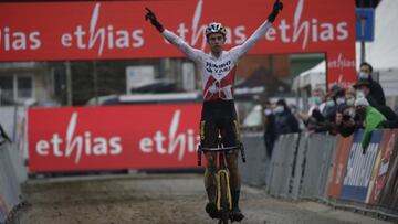 Van Aert triunfa ante un desafortunado Van der Poel