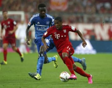 Douglas Costa lucha la pelota ante Gideon Jung.