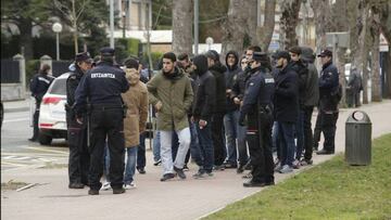 11/02/17 PARTIDO PRIMERA DIVISION
 ALAVES - BARCELONA
 INCIDENTES PELEA ENTRE SEGUIDORES AFICIONADOS