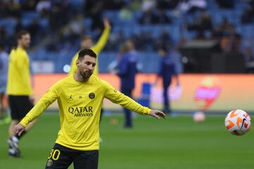 Lionel Messi durante el calentamiento previo al partido entre el  Riyadh Season y el Paris Saint-Germain.