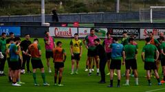 Guillermo Fernández Romo, entrenador del Racing, dirigiéndose a su plantilla.