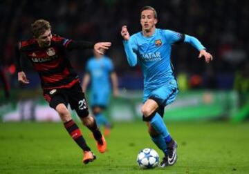 Christoph Kramer of Bayer Levekusen y Juan Cámara.