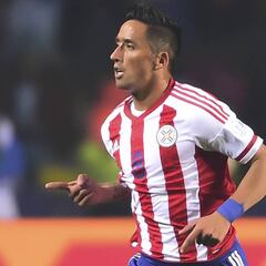 Lucas Barrios lidera avanzada paraguaya que ya está en Chile
