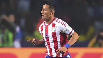 Lucas Barrios lidera avanzada paraguaya que ya está en Chile