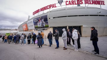 Colas de aficionados.
