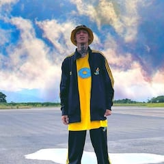 La Liendra recibe camiseta firmada por Cuadrado