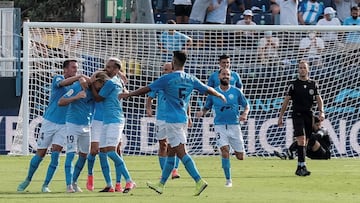 GRAF6354. IBIZA, 22/08/2021.- Los jugadores del Ibiza celebran un gol durante el partido de Liga Smartbank. UD Ibiza - M&aacute;laga CF. Estadio Municipal de Can Misses, Ibiza. La UD Ibiza debuta este domingo en el reci&eacute;n remodelado estadio ibicenc