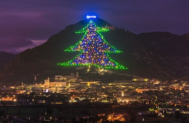 En la ciudad medieval de Gubbio, en el norte de Italia, se encuentra el árbol de Navidad más grande del mundo, tanto es así que cuenta con el récord Guinness desde el año 1991. Pero no es un árbol real, es más bien una forma conseguida a base de luces. Esta figura se extiende a lo largo de 650 metros por la pendiente del monte y está compuesto por casi un millar de luces multicolores y más de 10 kilómetros de cableado. Solo la estrella fugaz que brilla en la parte superior, lleva ya más de 250 luces.