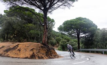 La subida al Alt de Sant Grau estuvo en diferentes condiciones en la doble subida de Ayuso. La primera, con una niebla muy espesa, mientras que en la segunda la visión era mucho más clara. Tal era la velocidad a la que escalaba el del UAE que, en varias curvas de herradura (siendo subida), sonaba el disco al tener que frenar para luego levantarse de nuevo del sillín.
