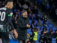 SAN SEBASTIÁN, 07/02/2026.- El entrenador del Elche Eder Sarabia da instrucciones a sus jugadores durante el partido de LaLiga entre la Real Sociedad y el Elche, este sábado en el estadio de Anoeta. EFE/ Javier Etxezarreta