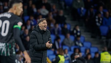 SAN SEBASTIÁN, 07/02/2026.- El entrenador del Elche Eder Sarabia da instrucciones a sus jugadores durante el partido de LaLiga entre la Real Sociedad y el Elche, este sábado en el estadio de Anoeta. EFE/ Javier Etxezarreta