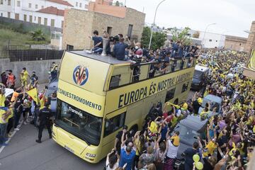 El pueblo de Vila-real se echó a la calle para celebrar con su equipo el título de la Europa League.