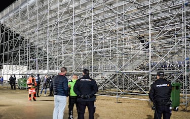 Técnicos del Ayuntamiento y la policía local inspeccionan la grada superior del Pedro Escartín.
