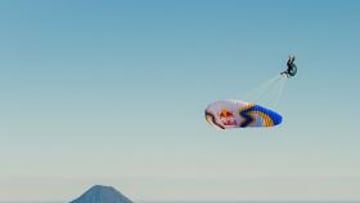 <b>VOLCÁN. </b>Llorens batió el récord Guinness de giro en parapente.