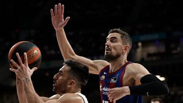 MADRID, 01/10/2023.- El base argentino del Real Madrid Facundo Campazzo (i)  supera al base checo del Barcelona Tomas Satoransky durante el partido de Liga Endesa de baloncesto que se disputa este domingo en el Wizink Center. EFE/ Sergio Perez
