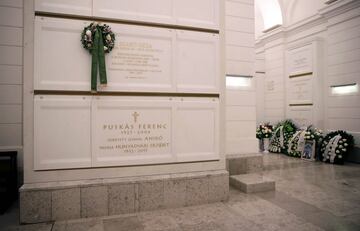 En la catedral se encuentra el pabellón de hombres ilustres y ahí están enterrados las personas más célebres de la historia de Hungría. Puskas no podía ser menos