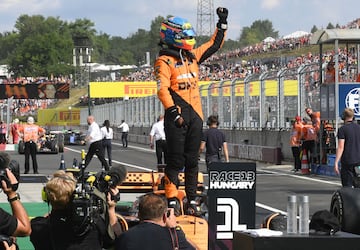 Oscar Piastri celebra su victoria en el GP de Hungría subido a su monoplaza.