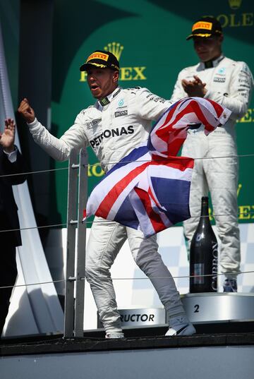 Lewis Hamilton celebra la victoria. 