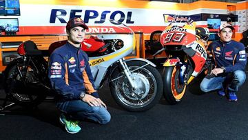 Dani Pedrosa y Marc Marquez posan con dos motos de Honda antes del Gran Premio de Jap&oacute;n.