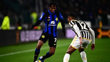 Inter Milan's Colombian midfielder Juan Cuadrado (L) fights for the ball with Juventus Brazilian defender Alex Sandro (R) during the Italian Serie A football match between Juventus and Inter Milan on November 26, 2023 at the Allianz Stadium in Turin. (Photo by MARCO BERTORELLO / AFP)