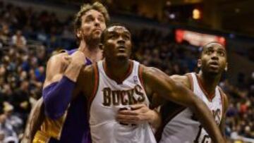 Pau Gasol ante Samuel Dalembert y Luc Richard Mbah a Moute.