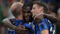 MILAN, ITALY - OCTOBER 01:  Duvan Zapata of Atalanta BC celebrates with his team-mate Andrea Masiello (L) and Hans Hateboer (R) after scoring the opening goal during the UEFA Champions League group C match between Atalanta and Shakhtar Donetsk at Stadio Giuseppe Meazza on October 1, 2019 in Milan, Italy.  (Photo by Emilio Andreoli/Getty Images)