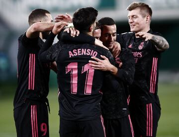 Luka Modric celebra con el equipo el 0-1 al Elche. 