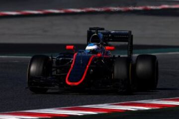 El piloto español de McLaren Fernando Alonso, durante la cuarta tanda de entrenamientos de pretemporada del Mundial de Fórmula Uno, que se realiza en el Circuito de Cataluña.