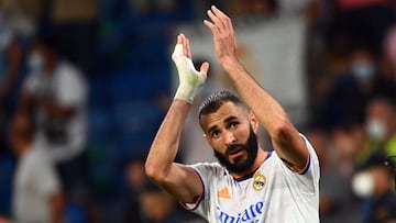 Benzema, con su vendaje en la mano derecha.