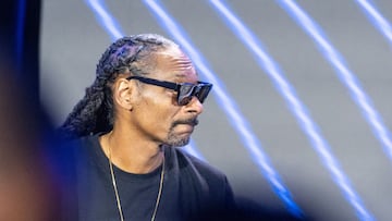 09 February 2022, US, Inglewood: US musician Snoop Dogg sits on stage during the press conference of the halftime show of the 2022 Super Bowl LVI between The Cincinnati Bengals and the Los Angeles Rams. Photo: Maximilian Haupt/dpa
 09/02/2022 ONLY FOR USE