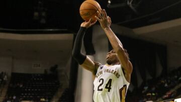 Buddy Hield lanza durante el partido de los New Orleans Pelicans frente a los Dallas Mavericks