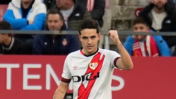 GIRONA, 29/12/2022.- El delantero del Rayo Vallecano Sergio Camello celebra el primer gol de su equipo durante el partido de LaLiga entre el Girona y el Rayo Vallecano, este jueves en el estadio de Montilivi, en Girona. EFE/David Borrat.
