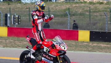 GRA173. ALCA&Ntilde;IZ (TERUEL), 02/04/2017.- El piloto brit&aacute;nico Chaz Davies (7) (Aruba It. Racing-Ducati) celebra su victoria en la carrera del Campeonato Mundial de Superbikes, World SBK Pirelli Arag&oacute;n, que se ha disputado hoy en el circuito de Motorland Alca&ntilde;iz (Teruel). EFE/Javier Cebollada