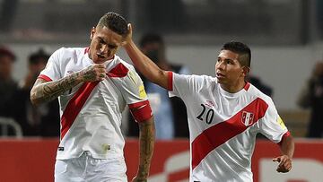 Peru's Paolo Guerrero (L) celebrates with teammate Edison Flores after scoring against Colombia during their 2018 World Cup qualifier football match in Lima, on October 10, 2017. / AFP PHOTO / CRIS BOURONCLE